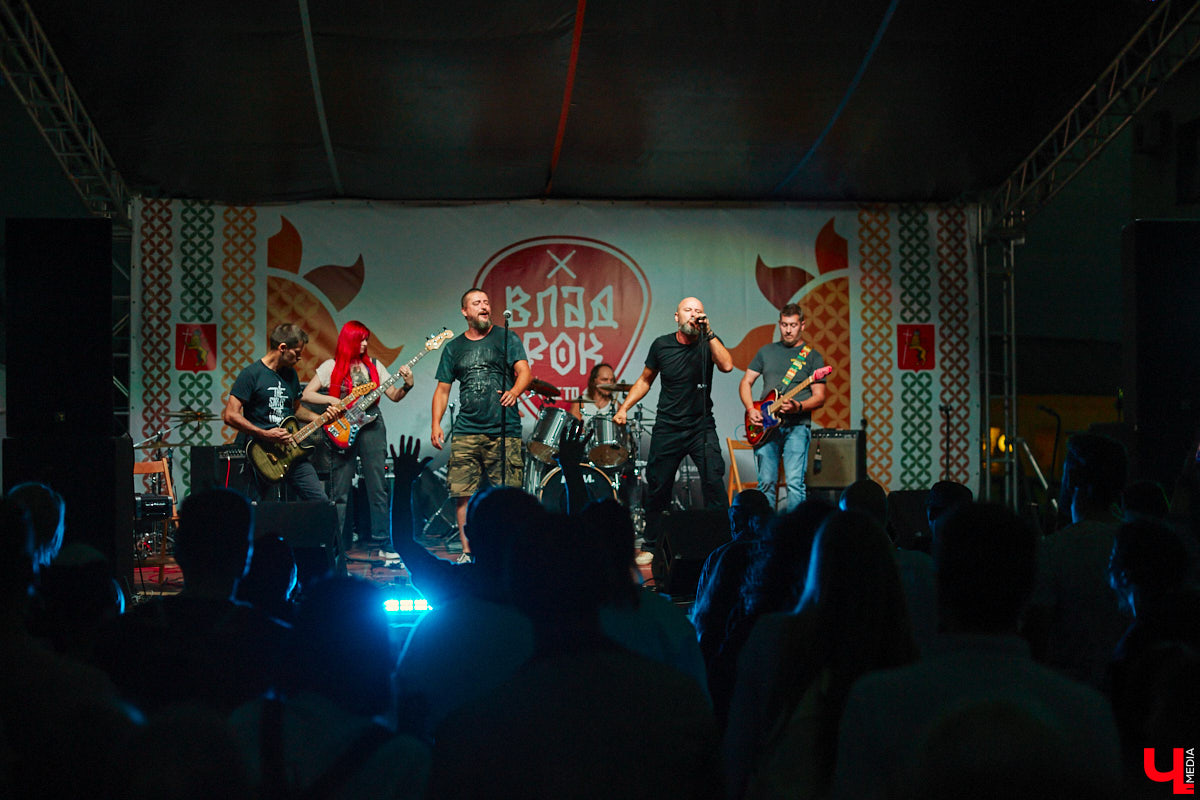 В эту субботу, 2 сентября, Владимир начал отмечать солидную дату — свое 1033-летие. Поздравления именинник принимал в центре города, который по традиции перекрыли и обрамили торговыми точками и развлекательными площадками. «Ключ-Медиа», разумеется, тоже решил почувствовать вкус праздника и влился в толпу гуляющих на День города!