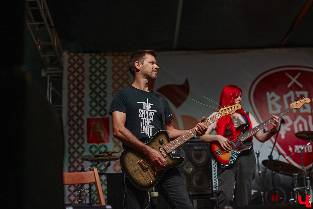 В эту субботу, 2 сентября, Владимир начал отмечать солидную дату — свое 1033-летие. Поздравления именинник принимал в центре города, который по традиции перекрыли и обрамили торговыми точками и развлекательными площадками. «Ключ-Медиа», разумеется, тоже решил почувствовать вкус праздника и влился в толпу гуляющих на День города!