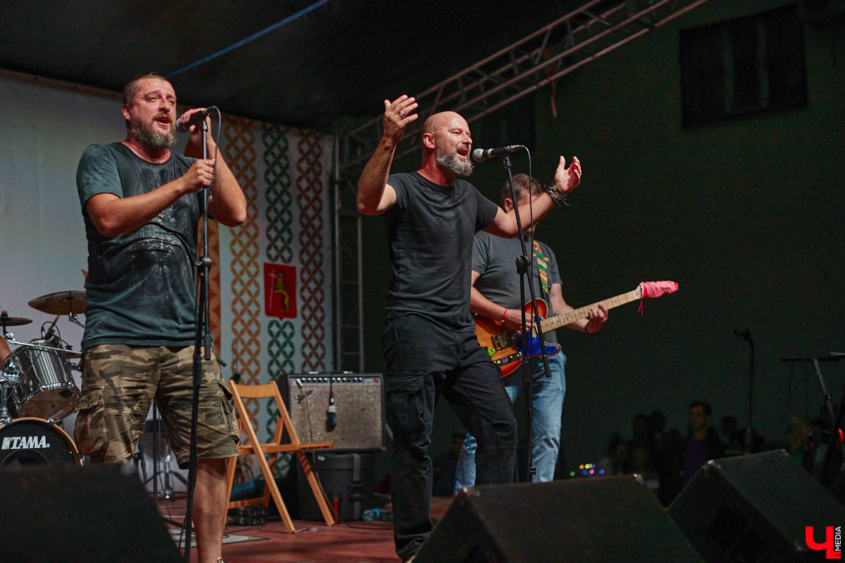 В эту субботу, 2 сентября, Владимир начал отмечать солидную дату — свое 1033-летие. Поздравления именинник принимал в центре города, который по традиции перекрыли и обрамили торговыми точками и развлекательными площадками. «Ключ-Медиа», разумеется, тоже решил почувствовать вкус праздника и влился в толпу гуляющих на День города!