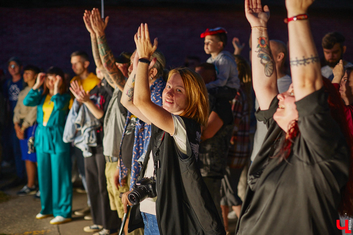 В эту субботу, 2 сентября, Владимир начал отмечать солидную дату — свое 1033-летие. Поздравления именинник принимал в центре города, который по традиции перекрыли и обрамили торговыми точками и развлекательными площадками. «Ключ-Медиа», разумеется, тоже решил почувствовать вкус праздника и влился в толпу гуляющих на День города!