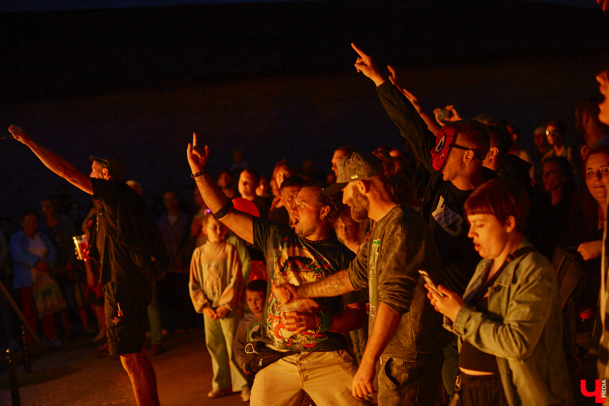 В эту субботу, 2 сентября, Владимир начал отмечать солидную дату — свое 1033-летие. Поздравления именинник принимал в центре города, который по традиции перекрыли и обрамили торговыми точками и развлекательными площадками. «Ключ-Медиа», разумеется, тоже решил почувствовать вкус праздника и влился в толпу гуляющих на День города!