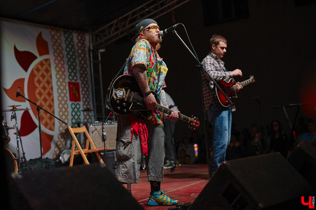 В эту субботу, 2 сентября, Владимир начал отмечать солидную дату — свое 1033-летие. Поздравления именинник принимал в центре города, который по традиции перекрыли и обрамили торговыми точками и развлекательными площадками. «Ключ-Медиа», разумеется, тоже решил почувствовать вкус праздника и влился в толпу гуляющих на День города!