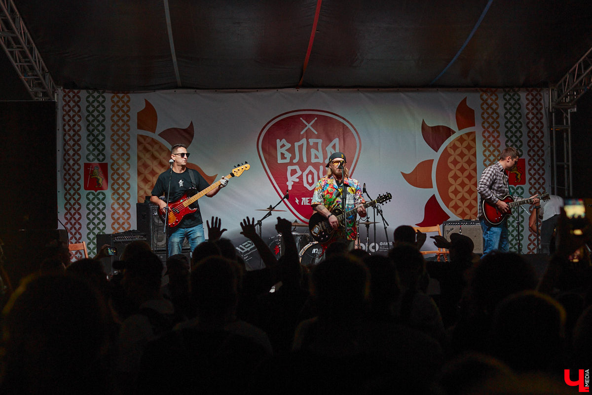 В эту субботу, 2 сентября, Владимир начал отмечать солидную дату — свое 1033-летие. Поздравления именинник принимал в центре города, который по традиции перекрыли и обрамили торговыми точками и развлекательными площадками. «Ключ-Медиа», разумеется, тоже решил почувствовать вкус праздника и влился в толпу гуляющих на День города!