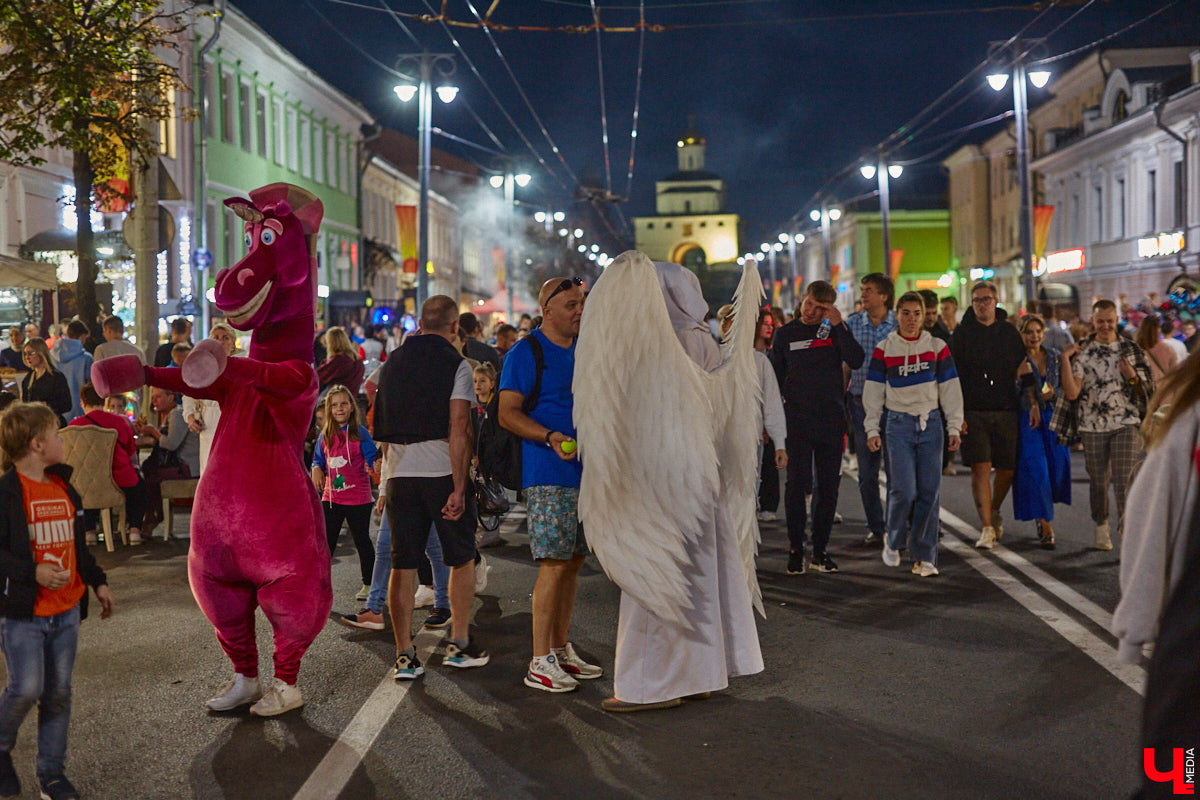 В эту субботу, 2 сентября, Владимир начал отмечать солидную дату — свое 1033-летие. Поздравления именинник принимал в центре города, который по традиции перекрыли и обрамили торговыми точками и развлекательными площадками. «Ключ-Медиа», разумеется, тоже решил почувствовать вкус праздника и влился в толпу гуляющих на День города!