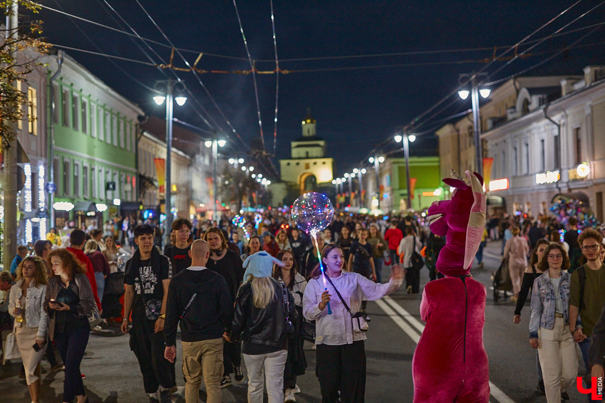 В эту субботу, 2 сентября, Владимир начал отмечать солидную дату — свое 1033-летие. Поздравления именинник принимал в центре города, который по традиции перекрыли и обрамили торговыми точками и развлекательными площадками. «Ключ-Медиа», разумеется, тоже решил почувствовать вкус праздника и влился в толпу гуляющих на День города!