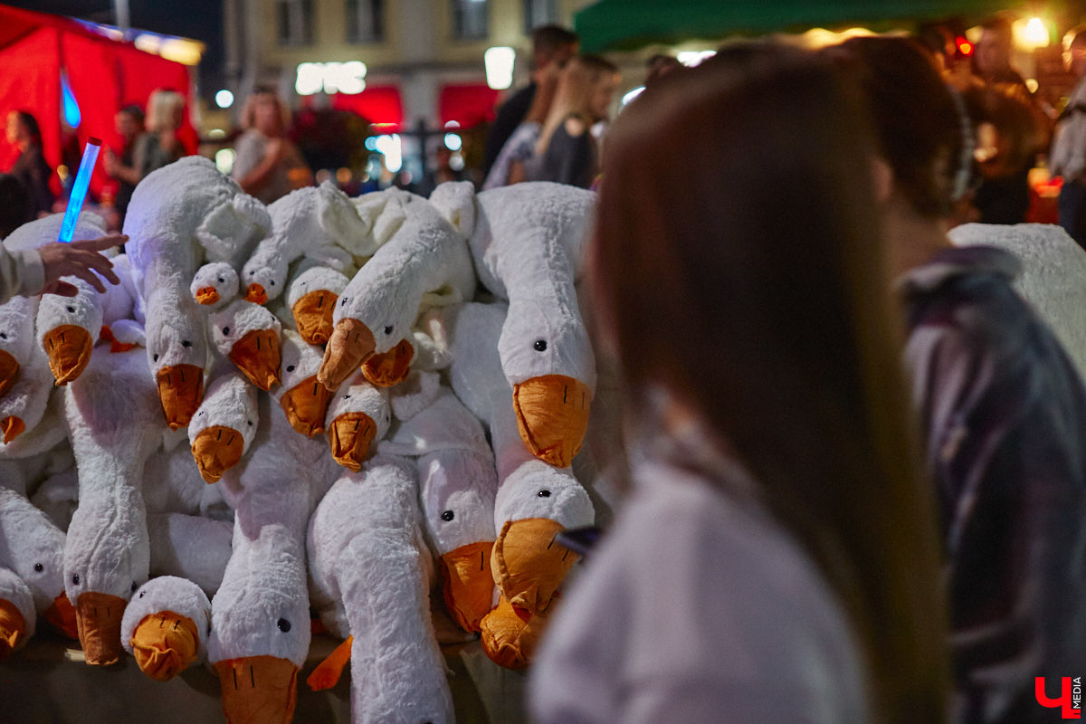 В эту субботу, 2 сентября, Владимир начал отмечать солидную дату — свое 1033-летие. Поздравления именинник принимал в центре города, который по традиции перекрыли и обрамили торговыми точками и развлекательными площадками. «Ключ-Медиа», разумеется, тоже решил почувствовать вкус праздника и влился в толпу гуляющих на День города!