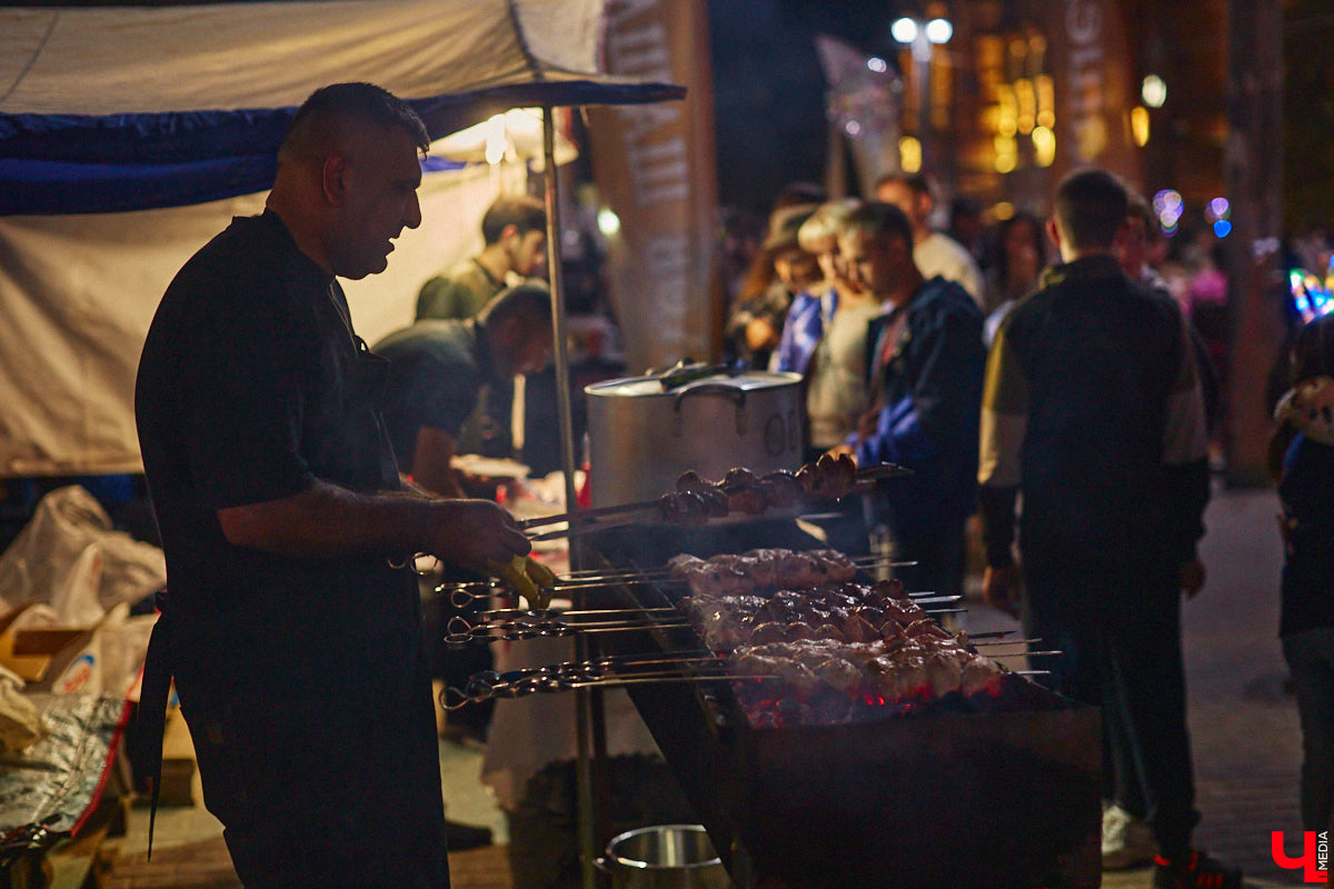 В эту субботу, 2 сентября, Владимир начал отмечать солидную дату — свое 1033-летие. Поздравления именинник принимал в центре города, который по традиции перекрыли и обрамили торговыми точками и развлекательными площадками. «Ключ-Медиа», разумеется, тоже решил почувствовать вкус праздника и влился в толпу гуляющих на День города!