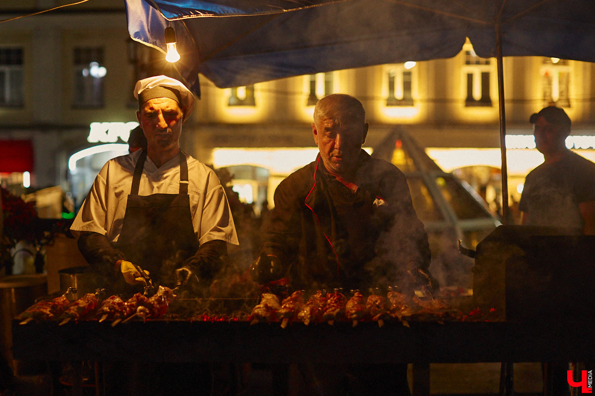 В эту субботу, 2 сентября, Владимир начал отмечать солидную дату — свое 1033-летие. Поздравления именинник принимал в центре города, который по традиции перекрыли и обрамили торговыми точками и развлекательными площадками. «Ключ-Медиа», разумеется, тоже решил почувствовать вкус праздника и влился в толпу гуляющих на День города!
