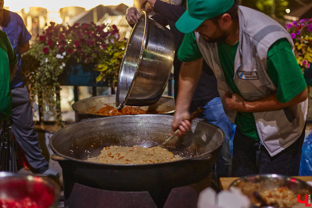 В эту субботу, 2 сентября, Владимир начал отмечать солидную дату — свое 1033-летие. Поздравления именинник принимал в центре города, который по традиции перекрыли и обрамили торговыми точками и развлекательными площадками. «Ключ-Медиа», разумеется, тоже решил почувствовать вкус праздника и влился в толпу гуляющих на День города!
