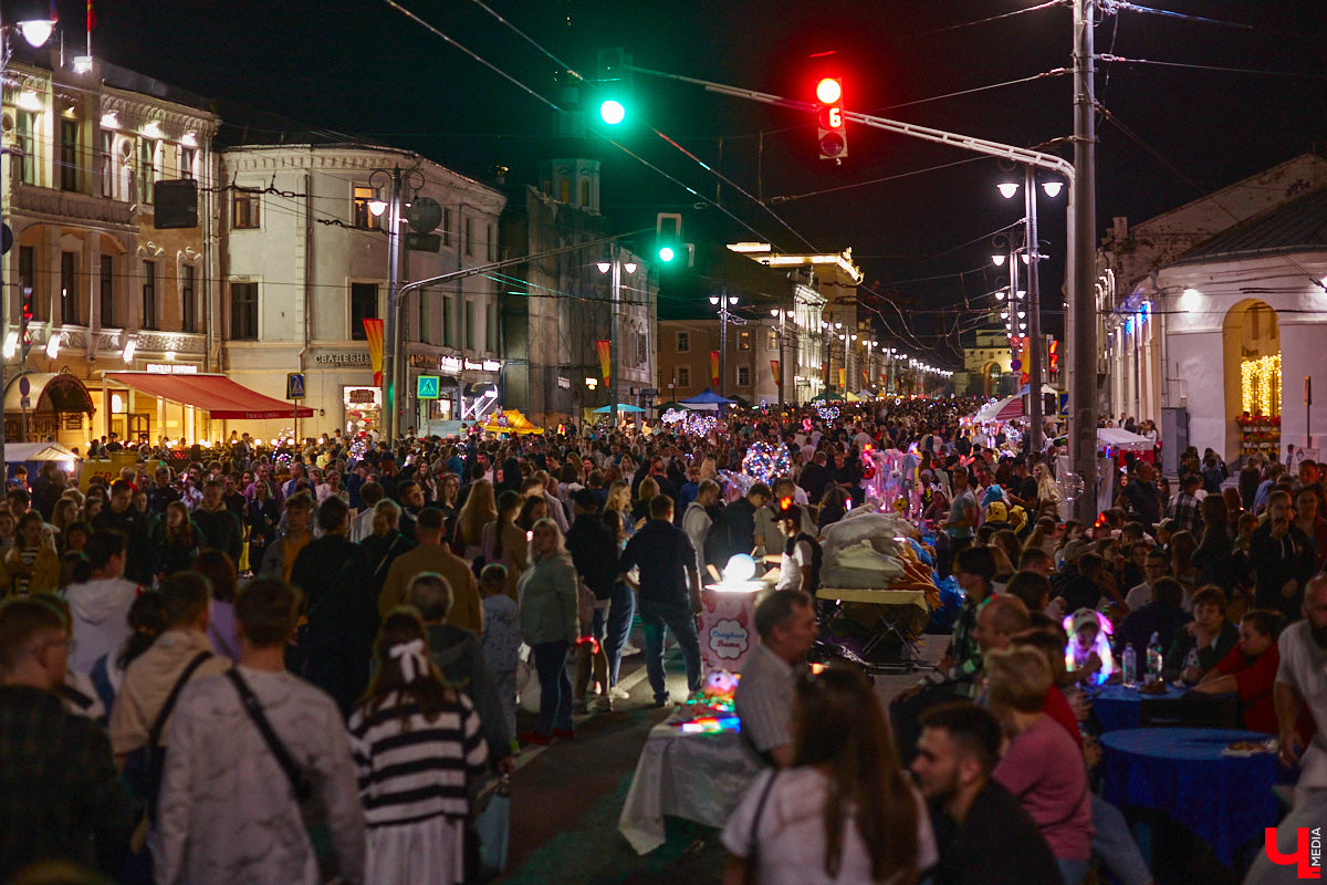 В эту субботу, 2 сентября, Владимир начал отмечать солидную дату — свое 1033-летие. Поздравления именинник принимал в центре города, который по традиции перекрыли и обрамили торговыми точками и развлекательными площадками. «Ключ-Медиа», разумеется, тоже решил почувствовать вкус праздника и влился в толпу гуляющих на День города!