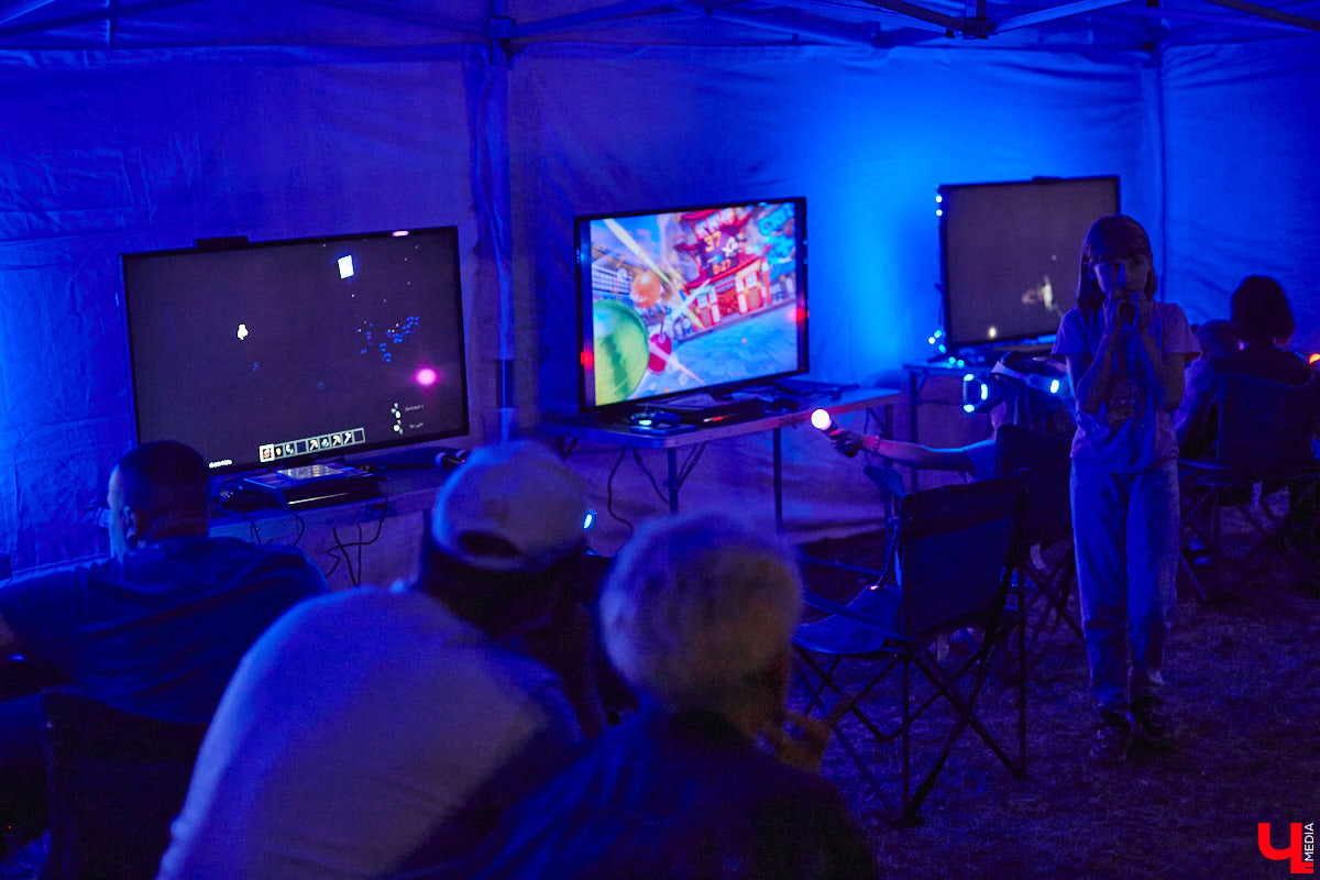 В эту субботу, 2 сентября, Владимир начал отмечать солидную дату — свое 1033-летие. Поздравления именинник принимал в центре города, который по традиции перекрыли и обрамили торговыми точками и развлекательными площадками. «Ключ-Медиа», разумеется, тоже решил почувствовать вкус праздника и влился в толпу гуляющих на День города!