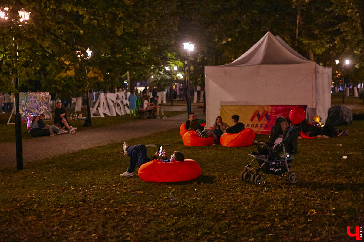 В эту субботу, 2 сентября, Владимир начал отмечать солидную дату — свое 1033-летие. Поздравления именинник принимал в центре города, который по традиции перекрыли и обрамили торговыми точками и развлекательными площадками. «Ключ-Медиа», разумеется, тоже решил почувствовать вкус праздника и влился в толпу гуляющих на День города!