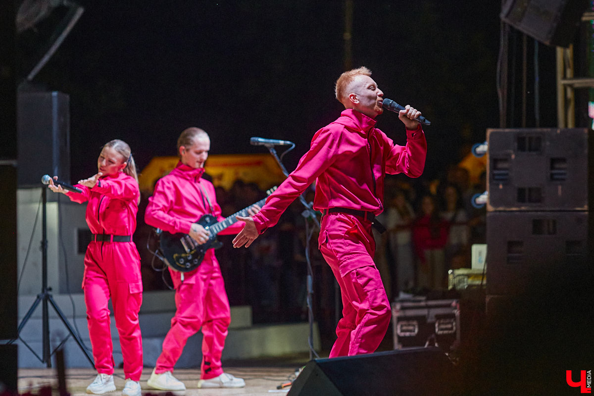 В эту субботу, 2 сентября, Владимир начал отмечать солидную дату — свое 1033-летие. Поздравления именинник принимал в центре города, который по традиции перекрыли и обрамили торговыми точками и развлекательными площадками. «Ключ-Медиа», разумеется, тоже решил почувствовать вкус праздника и влился в толпу гуляющих на День города!