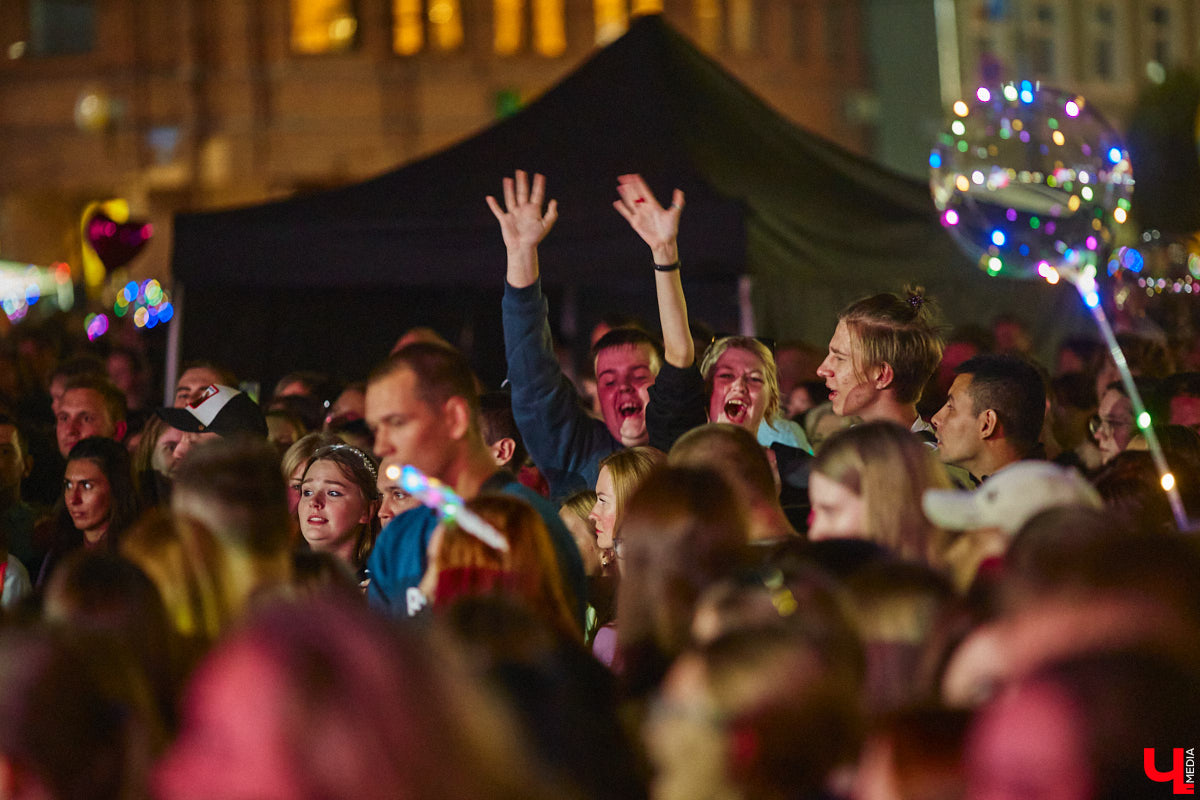 В эту субботу, 2 сентября, Владимир начал отмечать солидную дату — свое 1033-летие. Поздравления именинник принимал в центре города, который по традиции перекрыли и обрамили торговыми точками и развлекательными площадками. «Ключ-Медиа», разумеется, тоже решил почувствовать вкус праздника и влился в толпу гуляющих на День города!