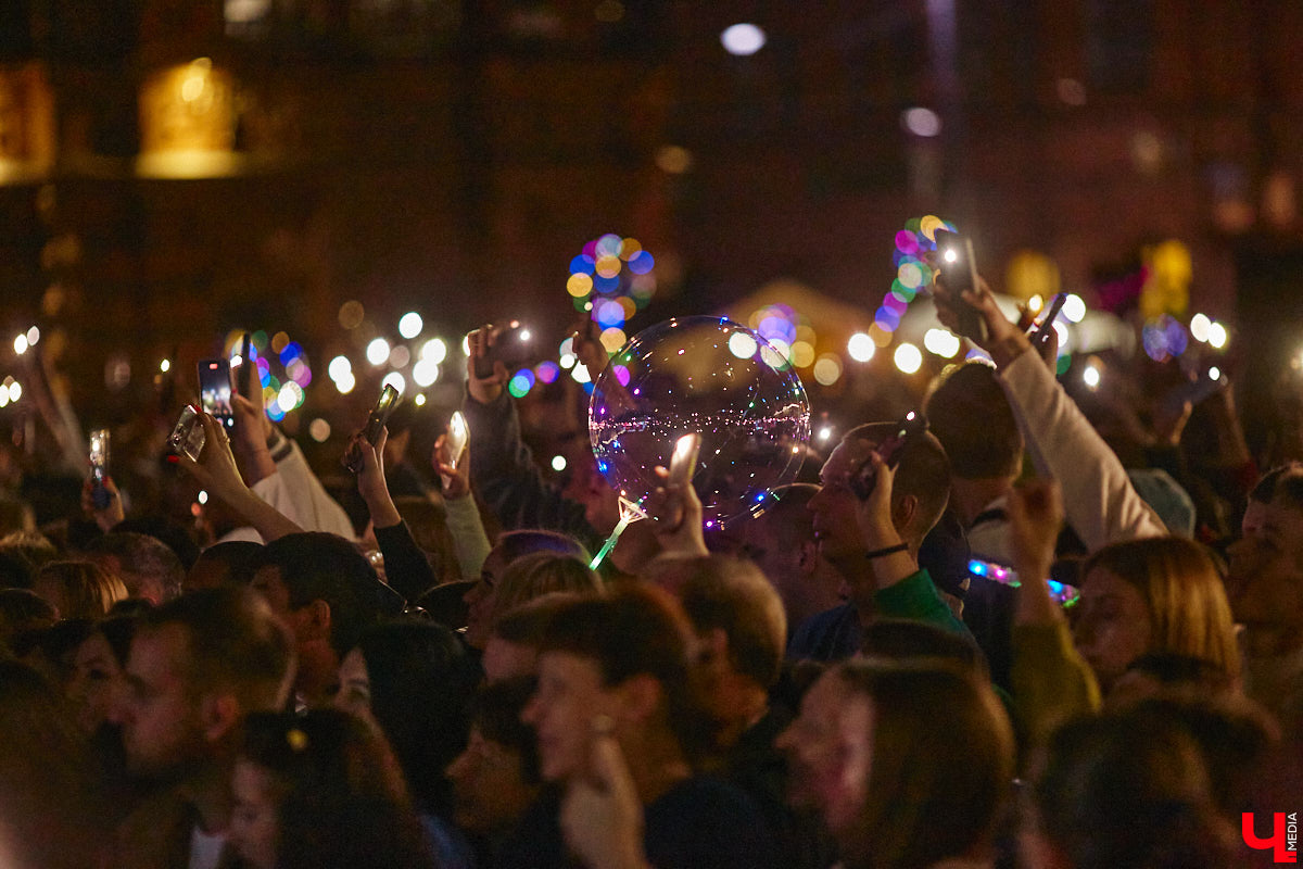 В эту субботу, 2 сентября, Владимир начал отмечать солидную дату — свое 1033-летие. Поздравления именинник принимал в центре города, который по традиции перекрыли и обрамили торговыми точками и развлекательными площадками. «Ключ-Медиа», разумеется, тоже решил почувствовать вкус праздника и влился в толпу гуляющих на День города!