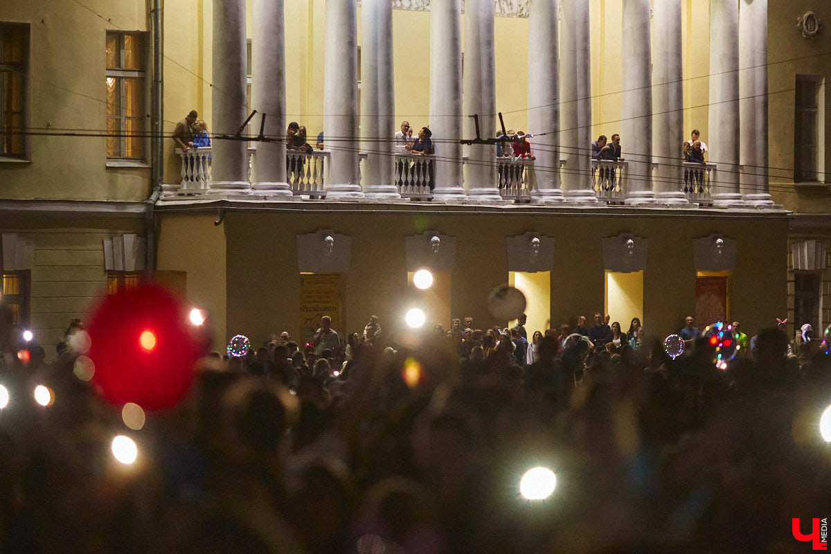 В эту субботу, 2 сентября, Владимир начал отмечать солидную дату — свое 1033-летие. Поздравления именинник принимал в центре города, который по традиции перекрыли и обрамили торговыми точками и развлекательными площадками. «Ключ-Медиа», разумеется, тоже решил почувствовать вкус праздника и влился в толпу гуляющих на День города!