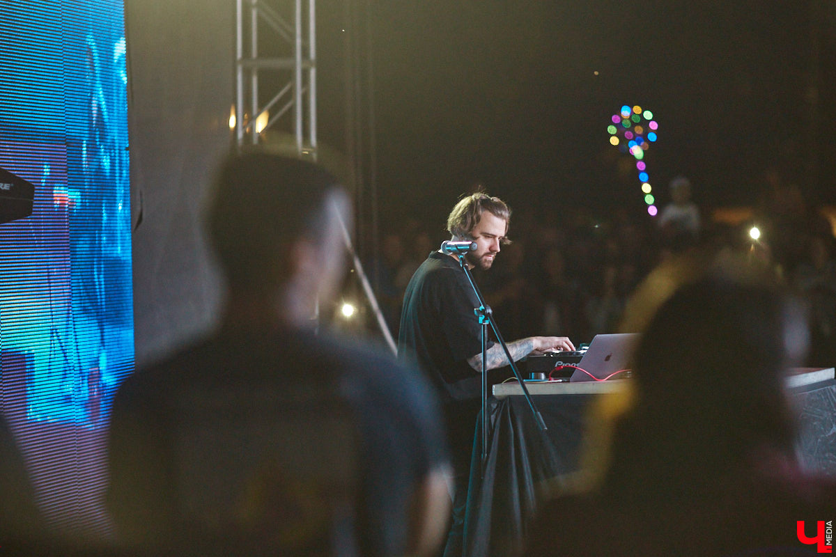 В эту субботу, 2 сентября, Владимир начал отмечать солидную дату — свое 1033-летие. Поздравления именинник принимал в центре города, который по традиции перекрыли и обрамили торговыми точками и развлекательными площадками. «Ключ-Медиа», разумеется, тоже решил почувствовать вкус праздника и влился в толпу гуляющих на День города!