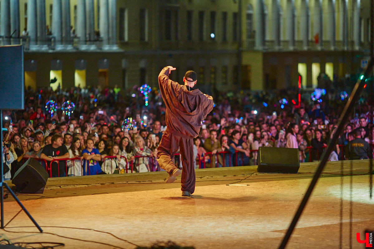 В эту субботу, 2 сентября, Владимир начал отмечать солидную дату — свое 1033-летие. Поздравления именинник принимал в центре города, который по традиции перекрыли и обрамили торговыми точками и развлекательными площадками. «Ключ-Медиа», разумеется, тоже решил почувствовать вкус праздника и влился в толпу гуляющих на День города!