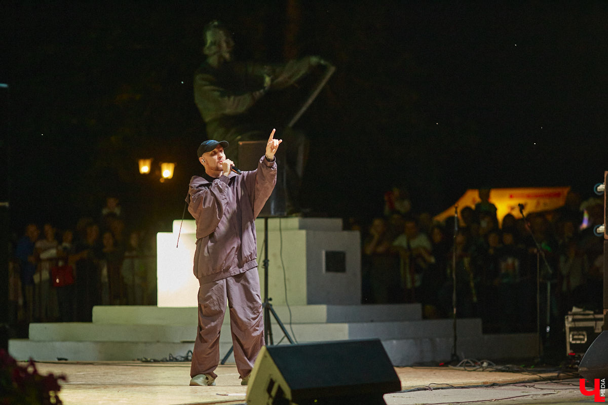 В эту субботу, 2 сентября, Владимир начал отмечать солидную дату — свое 1033-летие. Поздравления именинник принимал в центре города, который по традиции перекрыли и обрамили торговыми точками и развлекательными площадками. «Ключ-Медиа», разумеется, тоже решил почувствовать вкус праздника и влился в толпу гуляющих на День города!