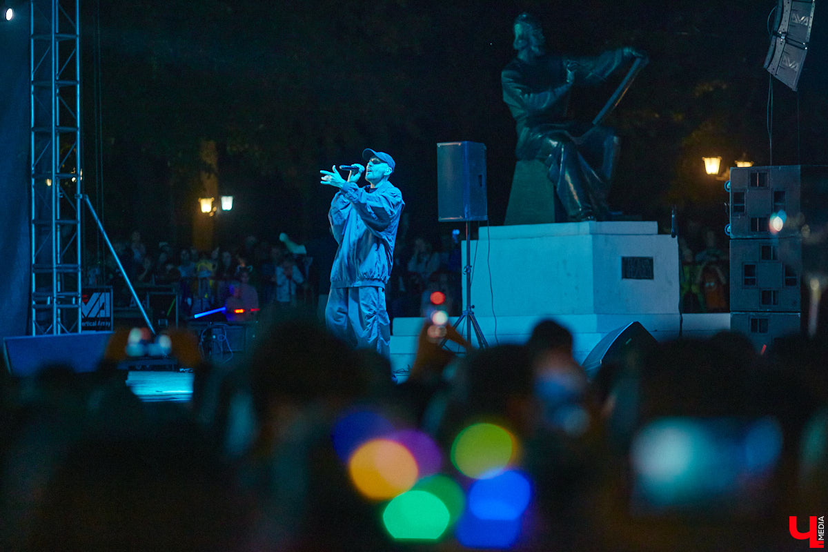 В эту субботу, 2 сентября, Владимир начал отмечать солидную дату — свое 1033-летие. Поздравления именинник принимал в центре города, который по традиции перекрыли и обрамили торговыми точками и развлекательными площадками. «Ключ-Медиа», разумеется, тоже решил почувствовать вкус праздника и влился в толпу гуляющих на День города!