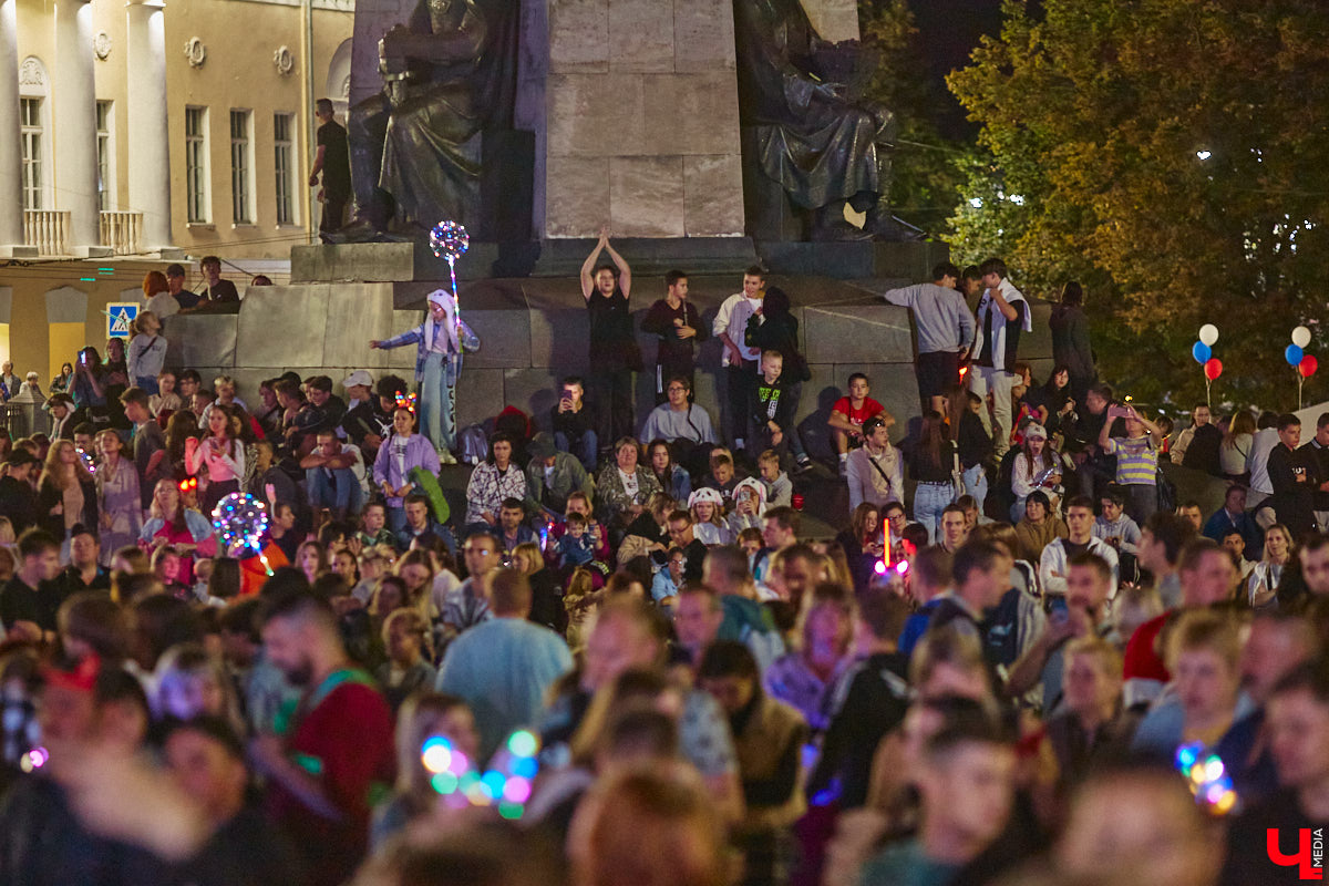 В эту субботу, 2 сентября, Владимир начал отмечать солидную дату — свое 1033-летие. Поздравления именинник принимал в центре города, который по традиции перекрыли и обрамили торговыми точками и развлекательными площадками. «Ключ-Медиа», разумеется, тоже решил почувствовать вкус праздника и влился в толпу гуляющих на День города!