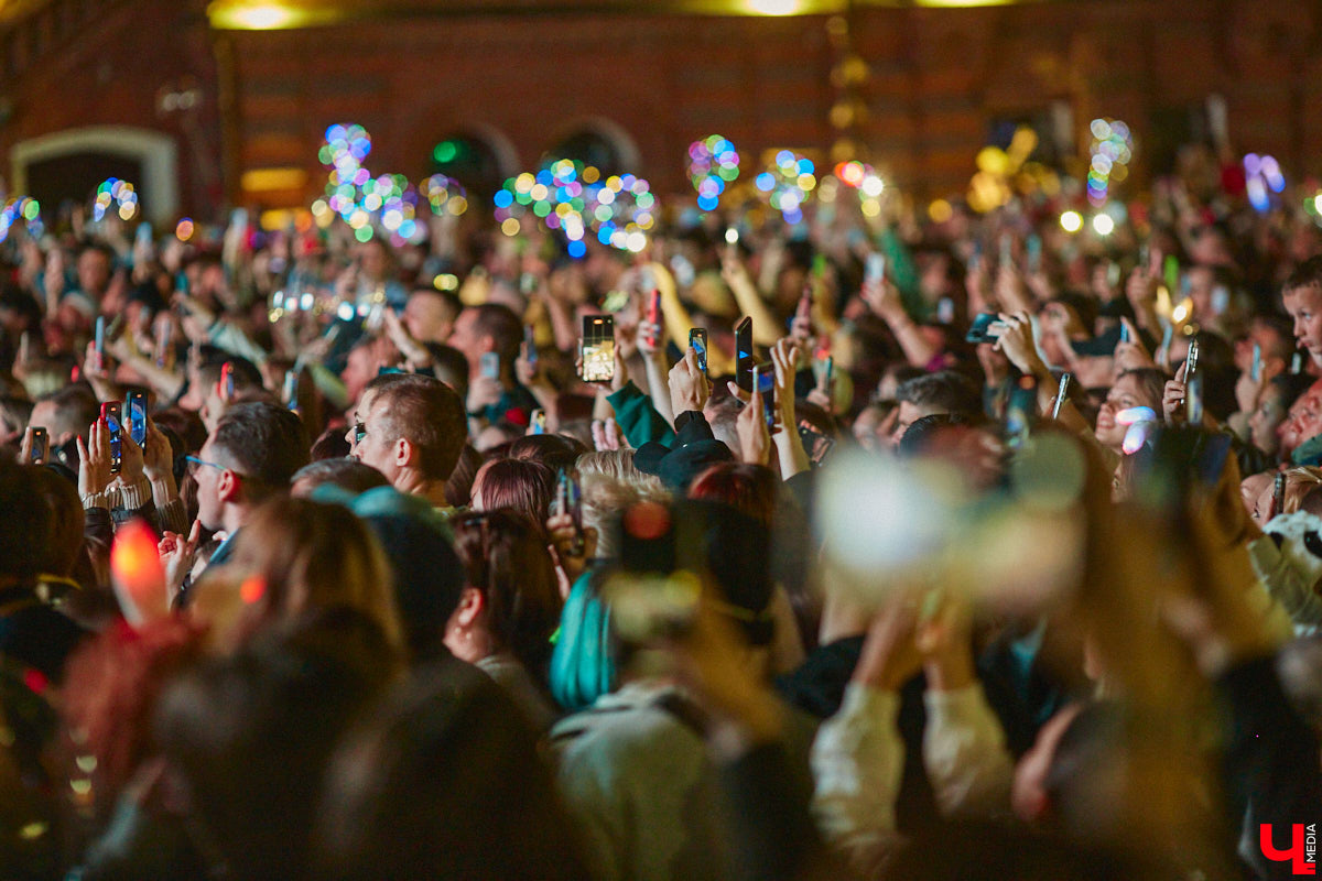 В эту субботу, 2 сентября, Владимир начал отмечать солидную дату — свое 1033-летие. Поздравления именинник принимал в центре города, который по традиции перекрыли и обрамили торговыми точками и развлекательными площадками. «Ключ-Медиа», разумеется, тоже решил почувствовать вкус праздника и влился в толпу гуляющих на День города!