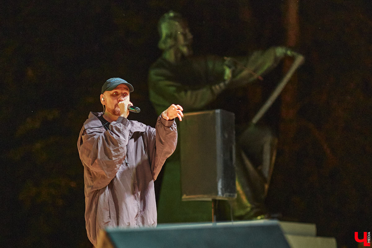 В эту субботу, 2 сентября, Владимир начал отмечать солидную дату — свое 1033-летие. Поздравления именинник принимал в центре города, который по традиции перекрыли и обрамили торговыми точками и развлекательными площадками. «Ключ-Медиа», разумеется, тоже решил почувствовать вкус праздника и влился в толпу гуляющих на День города!