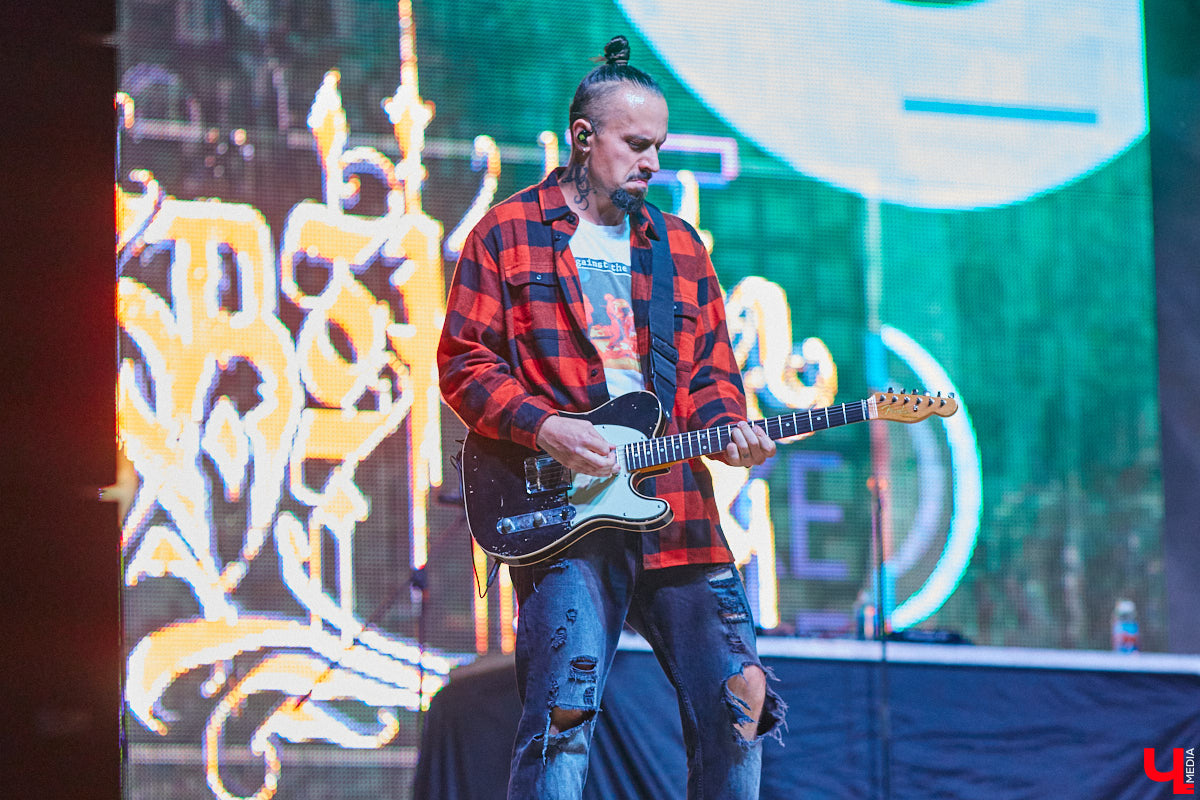 В эту субботу, 2 сентября, Владимир начал отмечать солидную дату — свое 1033-летие. Поздравления именинник принимал в центре города, который по традиции перекрыли и обрамили торговыми точками и развлекательными площадками. «Ключ-Медиа», разумеется, тоже решил почувствовать вкус праздника и влился в толпу гуляющих на День города!