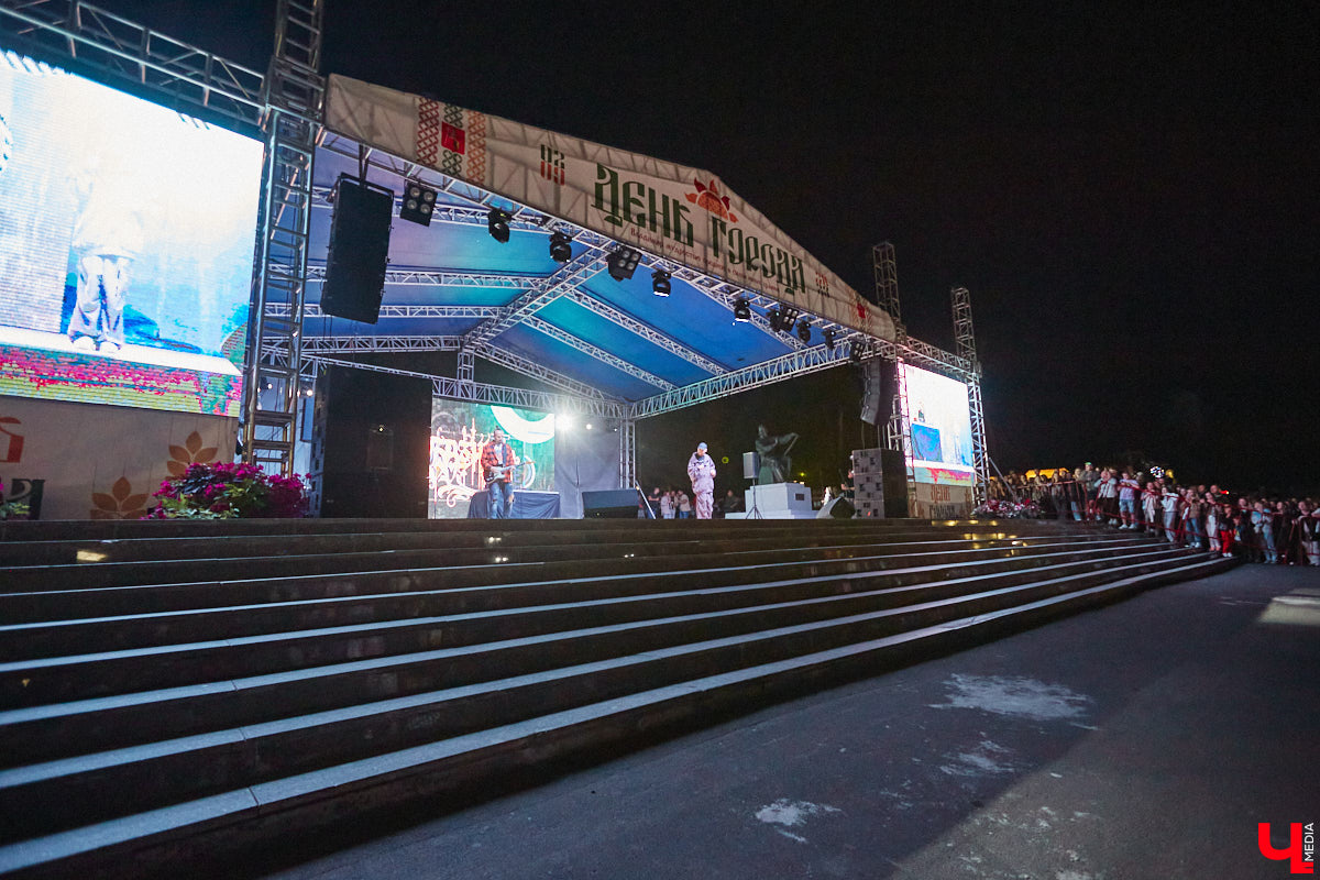 В эту субботу, 2 сентября, Владимир начал отмечать солидную дату — свое 1033-летие. Поздравления именинник принимал в центре города, который по традиции перекрыли и обрамили торговыми точками и развлекательными площадками. «Ключ-Медиа», разумеется, тоже решил почувствовать вкус праздника и влился в толпу гуляющих на День города!