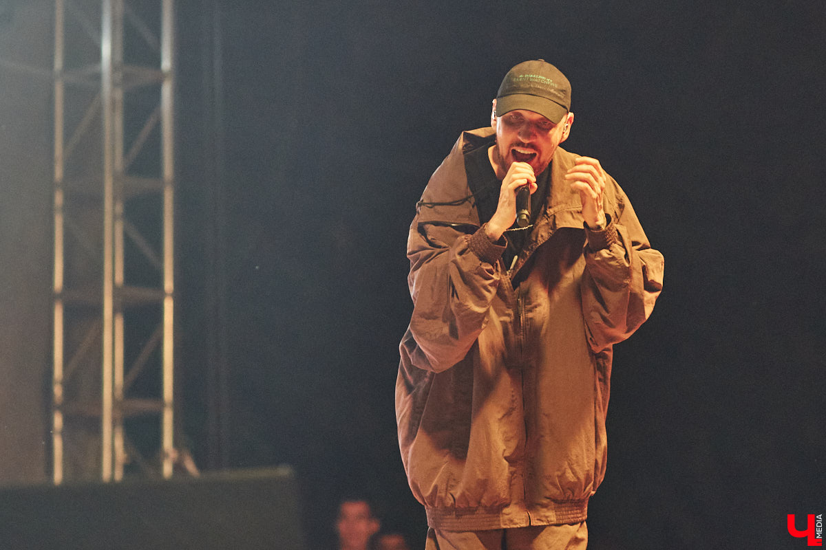 В эту субботу, 2 сентября, Владимир начал отмечать солидную дату — свое 1033-летие. Поздравления именинник принимал в центре города, который по традиции перекрыли и обрамили торговыми точками и развлекательными площадками. «Ключ-Медиа», разумеется, тоже решил почувствовать вкус праздника и влился в толпу гуляющих на День города!