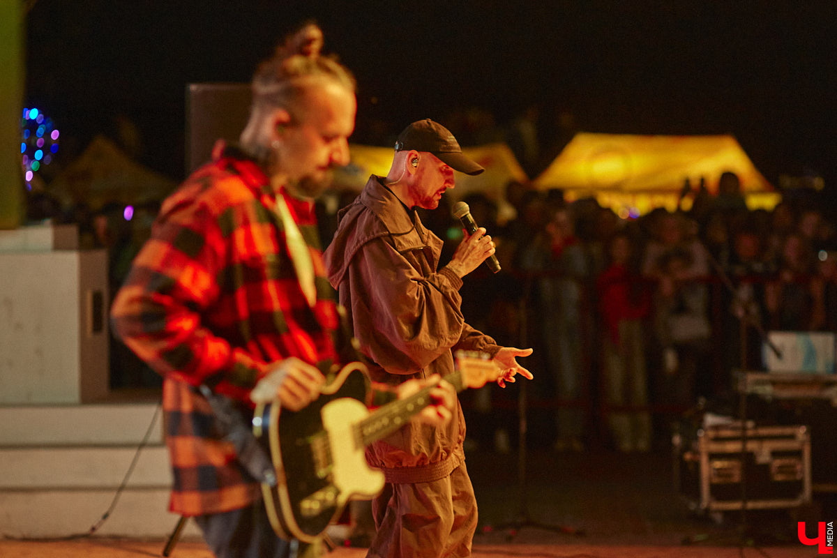 В эту субботу, 2 сентября, Владимир начал отмечать солидную дату — свое 1033-летие. Поздравления именинник принимал в центре города, который по традиции перекрыли и обрамили торговыми точками и развлекательными площадками. «Ключ-Медиа», разумеется, тоже решил почувствовать вкус праздника и влился в толпу гуляющих на День города!