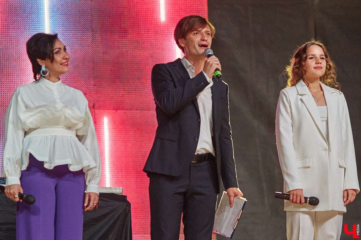 В эту субботу, 2 сентября, Владимир начал отмечать солидную дату — свое 1033-летие. Поздравления именинник принимал в центре города, который по традиции перекрыли и обрамили торговыми точками и развлекательными площадками. «Ключ-Медиа», разумеется, тоже решил почувствовать вкус праздника и влился в толпу гуляющих на День города!