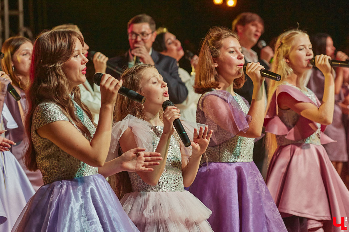 В эту субботу, 2 сентября, Владимир начал отмечать солидную дату — свое 1033-летие. Поздравления именинник принимал в центре города, который по традиции перекрыли и обрамили торговыми точками и развлекательными площадками. «Ключ-Медиа», разумеется, тоже решил почувствовать вкус праздника и влился в толпу гуляющих на День города!