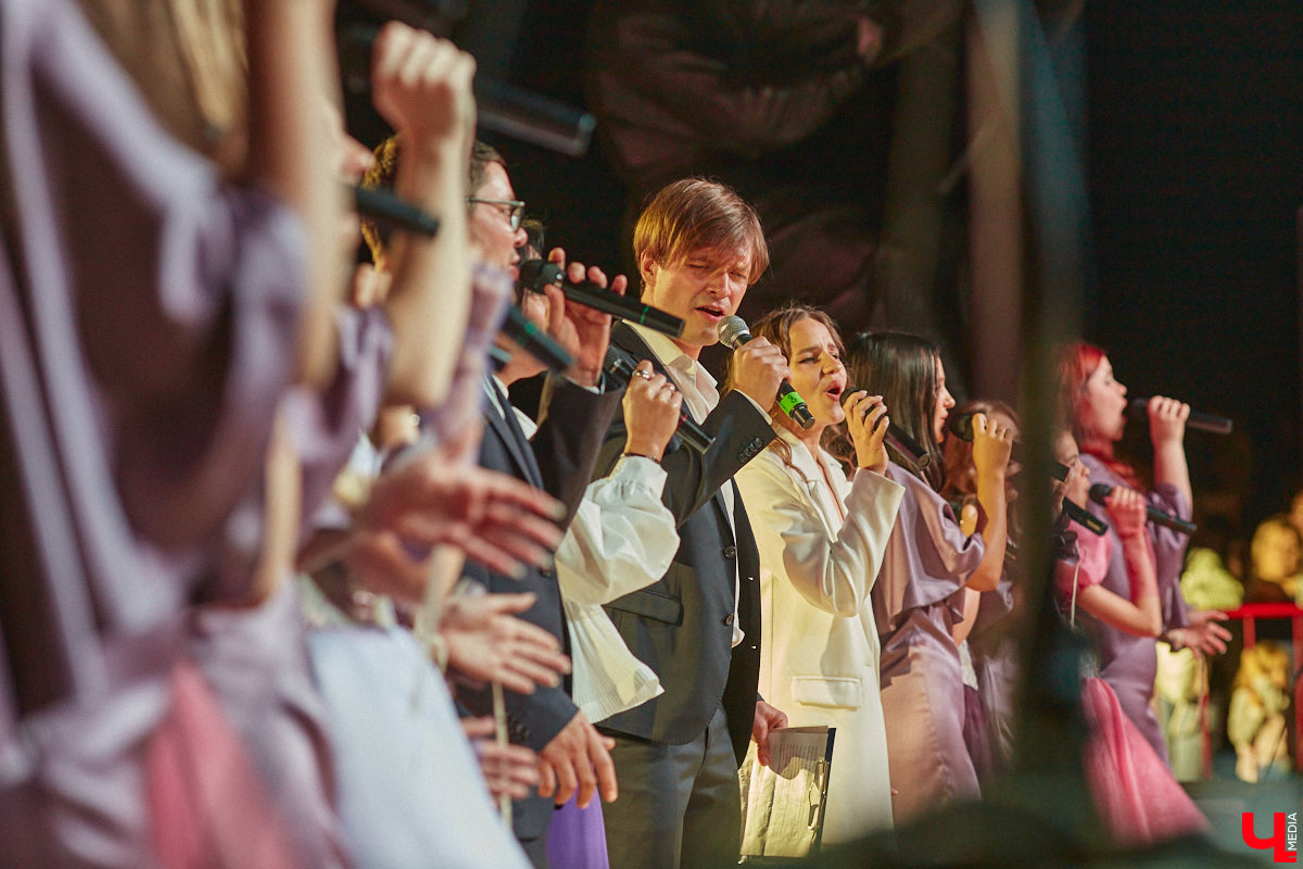 В эту субботу, 2 сентября, Владимир начал отмечать солидную дату — свое 1033-летие. Поздравления именинник принимал в центре города, который по традиции перекрыли и обрамили торговыми точками и развлекательными площадками. «Ключ-Медиа», разумеется, тоже решил почувствовать вкус праздника и влился в толпу гуляющих на День города!