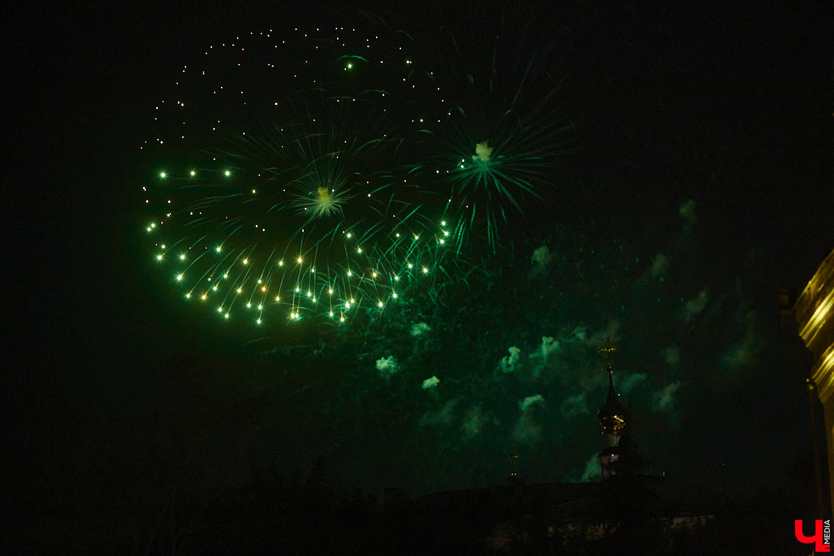 В эту субботу, 2 сентября, Владимир начал отмечать солидную дату — свое 1033-летие. Поздравления именинник принимал в центре города, который по традиции перекрыли и обрамили торговыми точками и развлекательными площадками. «Ключ-Медиа», разумеется, тоже решил почувствовать вкус праздника и влился в толпу гуляющих на День города!