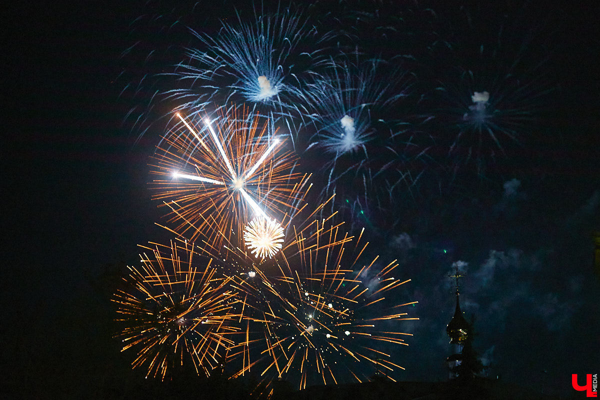 В эту субботу, 2 сентября, Владимир начал отмечать солидную дату — свое 1033-летие. Поздравления именинник принимал в центре города, который по традиции перекрыли и обрамили торговыми точками и развлекательными площадками. «Ключ-Медиа», разумеется, тоже решил почувствовать вкус праздника и влился в толпу гуляющих на День города!