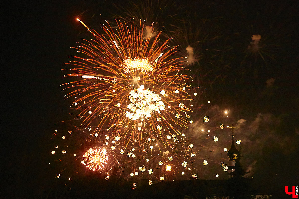 В эту субботу, 2 сентября, Владимир начал отмечать солидную дату — свое 1033-летие. Поздравления именинник принимал в центре города, который по традиции перекрыли и обрамили торговыми точками и развлекательными площадками. «Ключ-Медиа», разумеется, тоже решил почувствовать вкус праздника и влился в толпу гуляющих на День города!