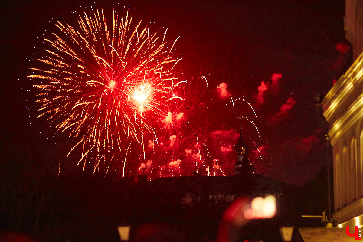 В эту субботу, 2 сентября, Владимир начал отмечать солидную дату — свое 1033-летие. Поздравления именинник принимал в центре города, который по традиции перекрыли и обрамили торговыми точками и развлекательными площадками. «Ключ-Медиа», разумеется, тоже решил почувствовать вкус праздника и влился в толпу гуляющих на День города!