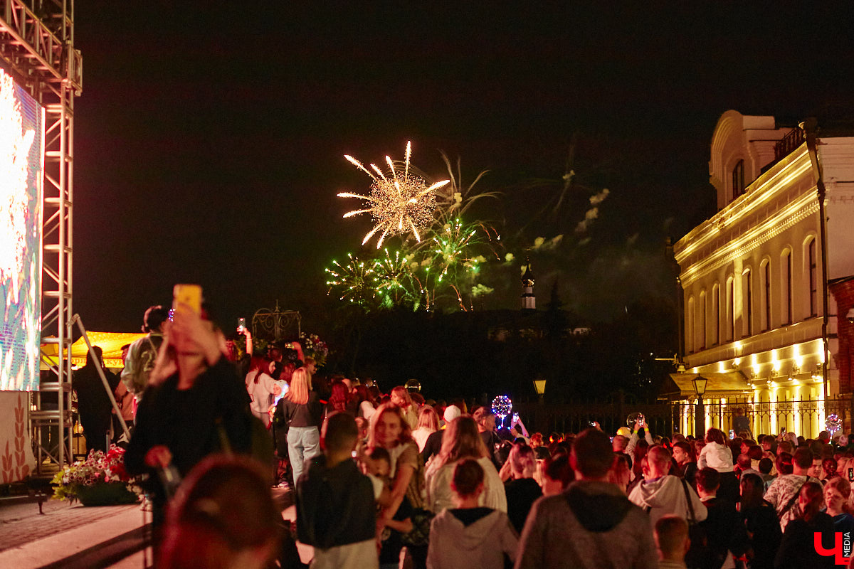 В эту субботу, 2 сентября, Владимир начал отмечать солидную дату — свое 1033-летие. Поздравления именинник принимал в центре города, который по традиции перекрыли и обрамили торговыми точками и развлекательными площадками. «Ключ-Медиа», разумеется, тоже решил почувствовать вкус праздника и влился в толпу гуляющих на День города!