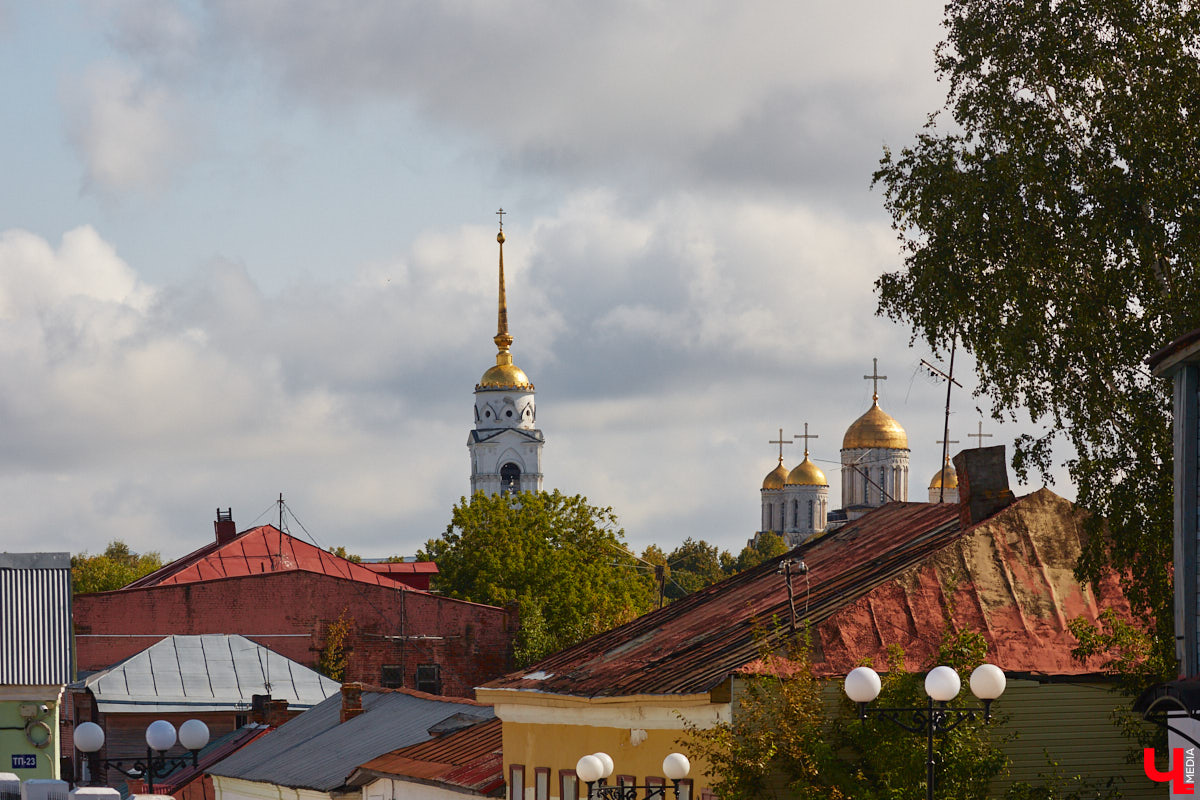 Золотая осень — сказочная пора! Не только сумасшедше красивая, но и уютно теплая. Однако минус все же есть: прихода бабьего лета еще нужно дождаться, смирясь с капризами погоды. Какой же будет подготовка к самому живописному времени года на этот раз?
