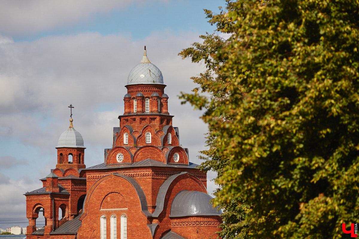 Золотая осень — сказочная пора! Не только сумасшедше красивая, но и уютно теплая. Однако минус все же есть: прихода бабьего лета еще нужно дождаться, смирясь с капризами погоды. Какой же будет подготовка к самому живописному времени года на этот раз?