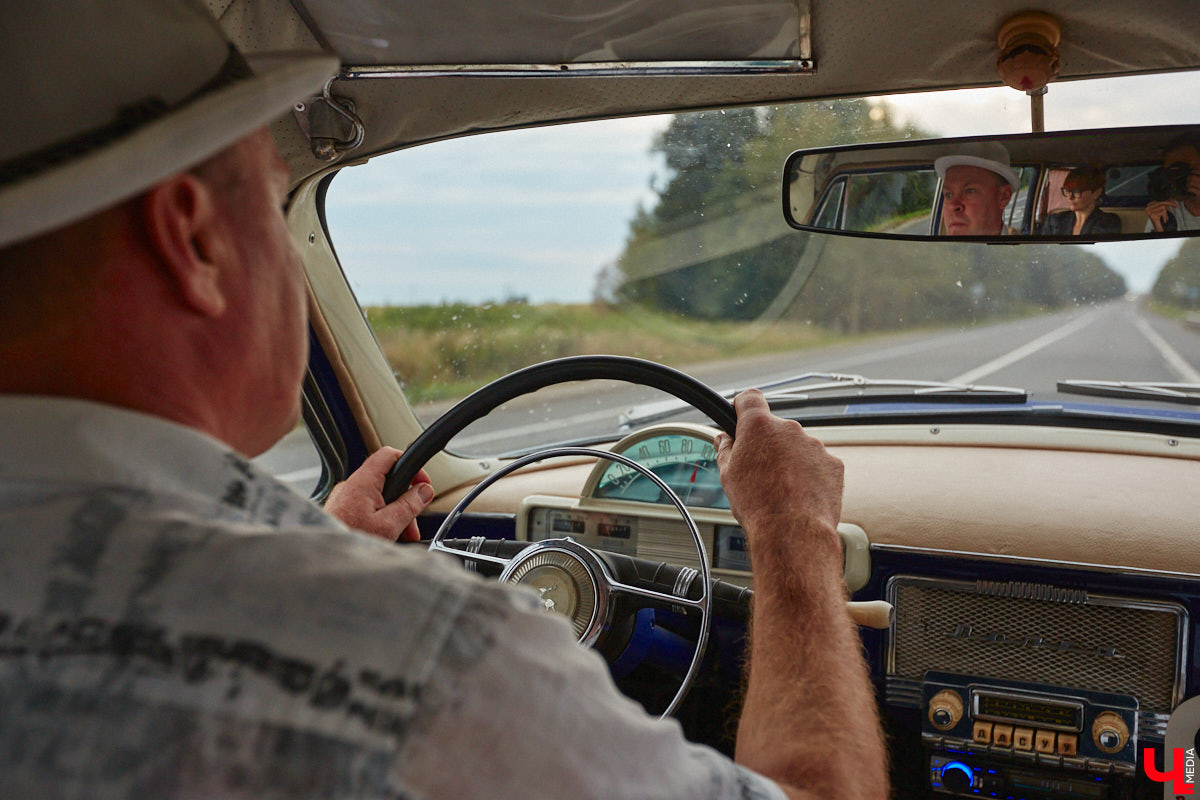 «Ретро-Гараж 2023» собрал более 150 участников! Самый популярный фестиваль ретроавтомобилей во Владимирской области прошел в эту субботу в экоотеле «ВеЛес». Организаторам в шестой раз удалось удивить гостей, участников и даже членов жюри, среди которых были известные блогеры Дарья Мороз и Елена Лисовская, она же «Лиса рулит!». Потрясающие ретроавтомобили, мотоциклы, велосипеды, красивые девушки и удивительные истории «Ретро-Гаража» — в фоторепортаже «Ключ-Медиа».