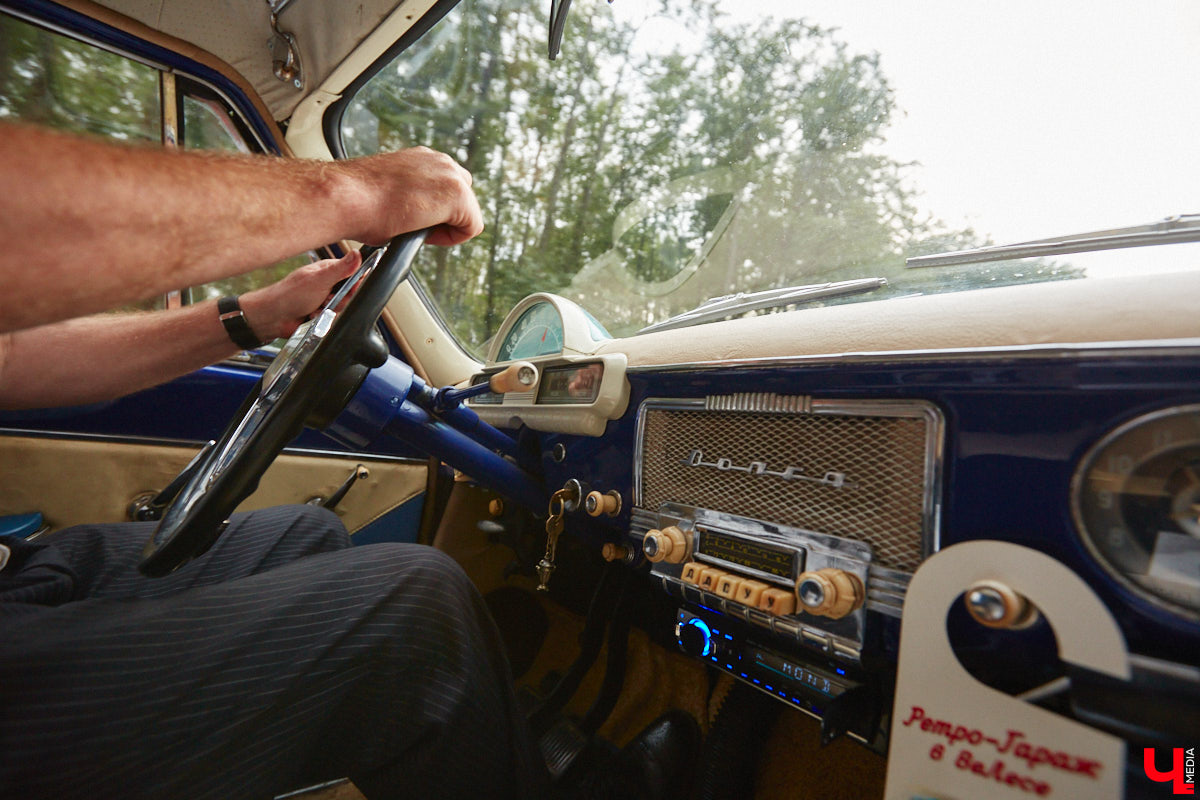 «Ретро-Гараж 2023» собрал более 150 участников! Самый популярный фестиваль ретроавтомобилей во Владимирской области прошел в эту субботу в экоотеле «ВеЛес». Организаторам в шестой раз удалось удивить гостей, участников и даже членов жюри, среди которых были известные блогеры Дарья Мороз и Елена Лисовская, она же «Лиса рулит!». Потрясающие ретроавтомобили, мотоциклы, велосипеды, красивые девушки и удивительные истории «Ретро-Гаража» — в фоторепортаже «Ключ-Медиа».