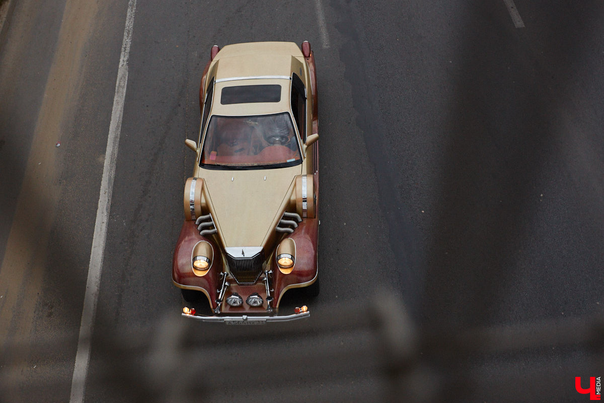 «Ретро-Гараж 2023» собрал более 150 участников! Самый популярный фестиваль ретроавтомобилей во Владимирской области прошел в эту субботу в экоотеле «ВеЛес». Организаторам в шестой раз удалось удивить гостей, участников и даже членов жюри, среди которых были известные блогеры Дарья Мороз и Елена Лисовская, она же «Лиса рулит!». Потрясающие ретроавтомобили, мотоциклы, велосипеды, красивые девушки и удивительные истории «Ретро-Гаража» — в фоторепортаже «Ключ-Медиа».