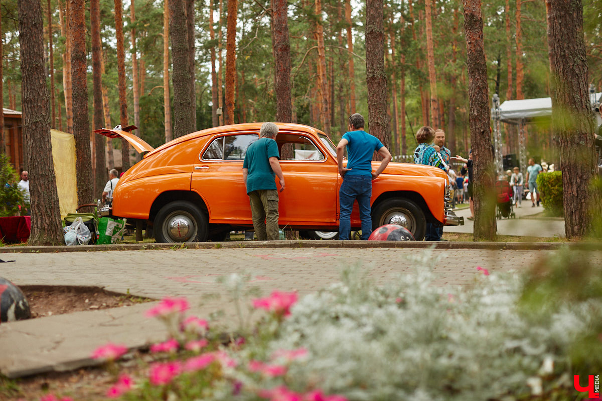 «Ретро-Гараж 2023» собрал более 150 участников! Самый популярный фестиваль ретроавтомобилей во Владимирской области прошел в эту субботу в экоотеле «ВеЛес». Организаторам в шестой раз удалось удивить гостей, участников и даже членов жюри, среди которых были известные блогеры Дарья Мороз и Елена Лисовская, она же «Лиса рулит!». Потрясающие ретроавтомобили, мотоциклы, велосипеды, красивые девушки и удивительные истории «Ретро-Гаража» — в фоторепортаже «Ключ-Медиа».
