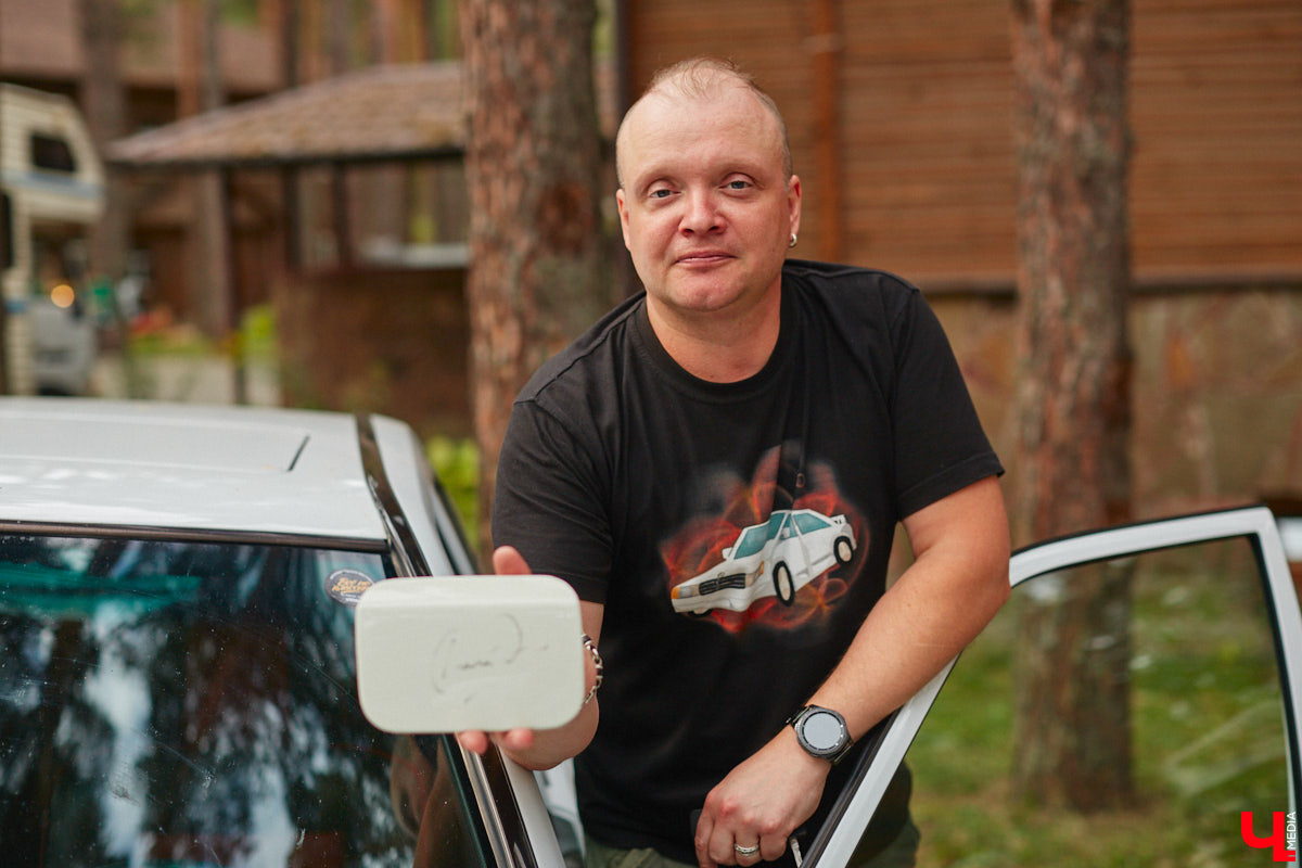 «Ретро-Гараж 2023» собрал более 150 участников! Самый популярный фестиваль ретроавтомобилей во Владимирской области прошел в эту субботу в экоотеле «ВеЛес». Организаторам в шестой раз удалось удивить гостей, участников и даже членов жюри, среди которых были известные блогеры Дарья Мороз и Елена Лисовская, она же «Лиса рулит!». Потрясающие ретроавтомобили, мотоциклы, велосипеды, красивые девушки и удивительные истории «Ретро-Гаража» — в фоторепортаже «Ключ-Медиа».