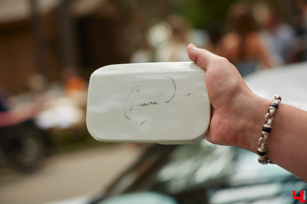 «Ретро-Гараж 2023» собрал более 150 участников! Самый популярный фестиваль ретроавтомобилей во Владимирской области прошел в эту субботу в экоотеле «ВеЛес». Организаторам в шестой раз удалось удивить гостей, участников и даже членов жюри, среди которых были известные блогеры Дарья Мороз и Елена Лисовская, она же «Лиса рулит!». Потрясающие ретроавтомобили, мотоциклы, велосипеды, красивые девушки и удивительные истории «Ретро-Гаража» — в фоторепортаже «Ключ-Медиа».