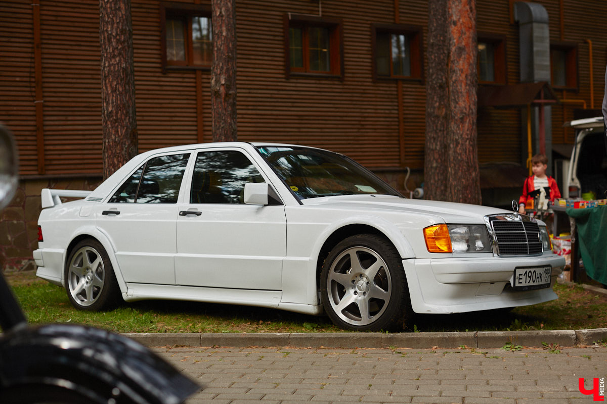 «Ретро-Гараж 2023» собрал более 150 участников! Самый популярный фестиваль ретроавтомобилей во Владимирской области прошел в эту субботу в экоотеле «ВеЛес». Организаторам в шестой раз удалось удивить гостей, участников и даже членов жюри, среди которых были известные блогеры Дарья Мороз и Елена Лисовская, она же «Лиса рулит!». Потрясающие ретроавтомобили, мотоциклы, велосипеды, красивые девушки и удивительные истории «Ретро-Гаража» — в фоторепортаже «Ключ-Медиа».