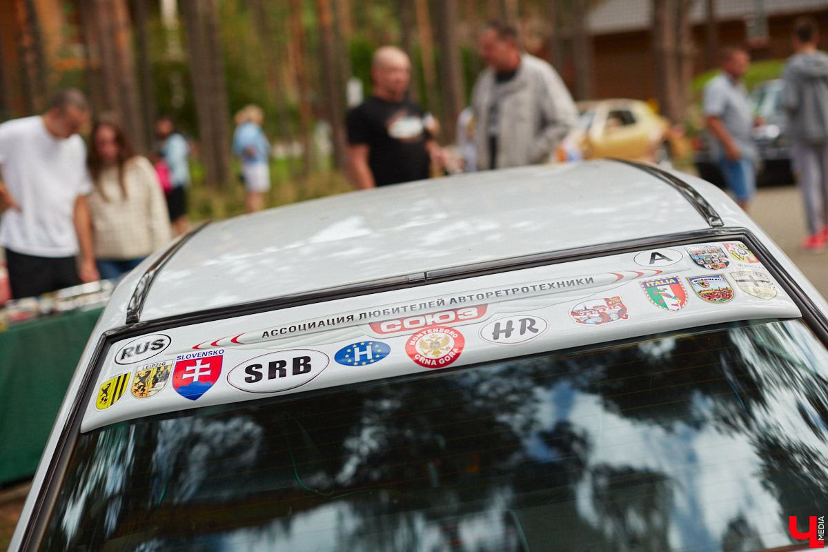 «Ретро-Гараж 2023» собрал более 150 участников! Самый популярный фестиваль ретроавтомобилей во Владимирской области прошел в эту субботу в экоотеле «ВеЛес». Организаторам в шестой раз удалось удивить гостей, участников и даже членов жюри, среди которых были известные блогеры Дарья Мороз и Елена Лисовская, она же «Лиса рулит!». Потрясающие ретроавтомобили, мотоциклы, велосипеды, красивые девушки и удивительные истории «Ретро-Гаража» — в фоторепортаже «Ключ-Медиа».