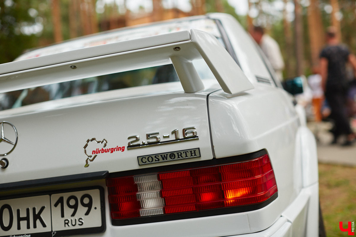 «Ретро-Гараж 2023» собрал более 150 участников! Самый популярный фестиваль ретроавтомобилей во Владимирской области прошел в эту субботу в экоотеле «ВеЛес». Организаторам в шестой раз удалось удивить гостей, участников и даже членов жюри, среди которых были известные блогеры Дарья Мороз и Елена Лисовская, она же «Лиса рулит!». Потрясающие ретроавтомобили, мотоциклы, велосипеды, красивые девушки и удивительные истории «Ретро-Гаража» — в фоторепортаже «Ключ-Медиа».